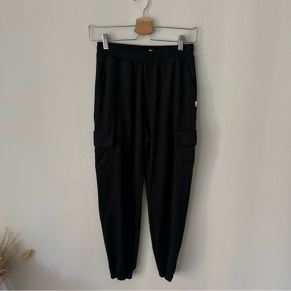 Vuori Boyfriend Cargo Jogger Sweatpant in Black Heather - Picture 5 of 11